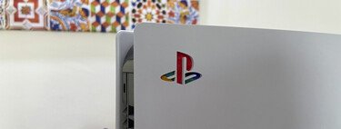 ¿Quieres tu PS5 con el logo retro de PlayStation? Modificarla es tan fácil como utilizar un folio y un puñado de rotuladores
